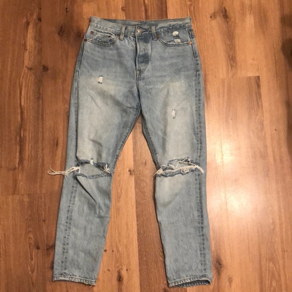 Light wash distressed Levi’s jeans - Picture 2 of 7